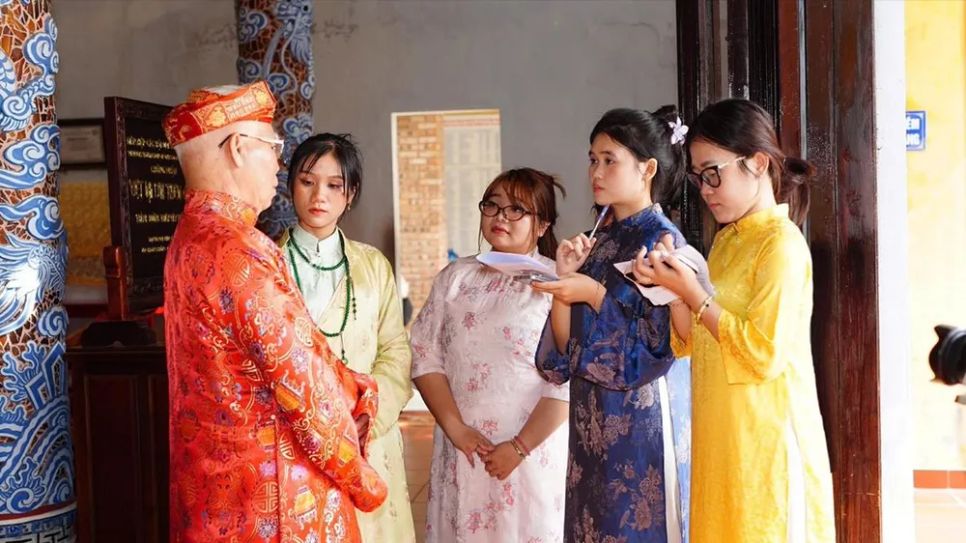 Nhóm dự án “Gõ Chầu Thiên Hội” trao đổi cùng Nghệ nhân ưu tú Lê Văn Ngộ, Chủ tịch Chi hội Di sản văn hóa tín ngưỡng thờ Mẫu Tam Phủ tại TP Huế (ẢNH: NVCC)