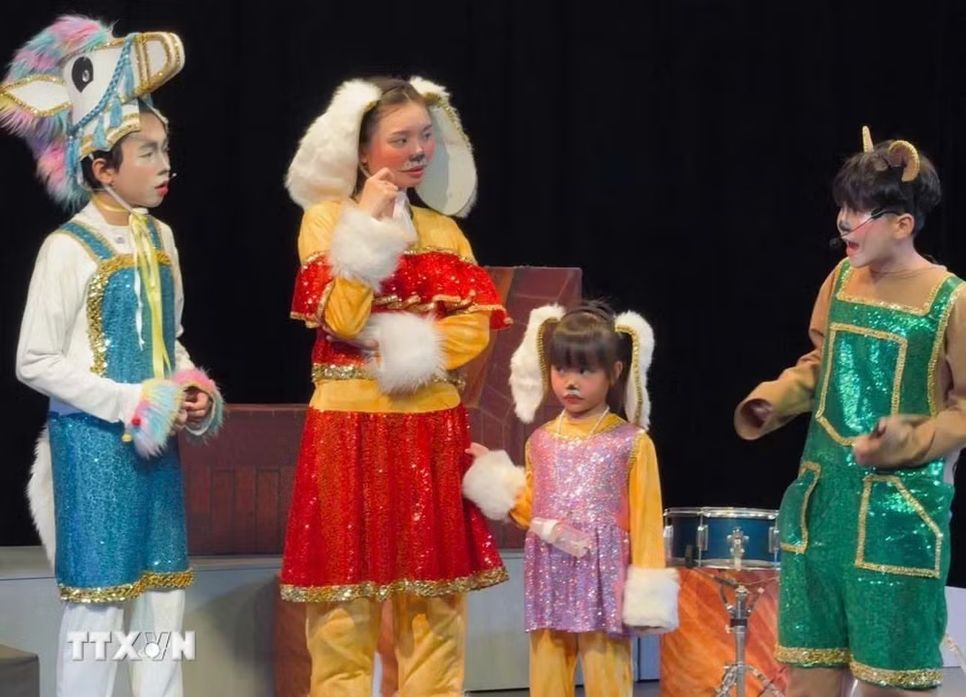 Bên cạnh “Trạm cứu hộ động vật”, Nhà hát Kịch Sân khấu nhỏ 5B cũng tăng suất diễn đối với vở “Bí mật rạp xiếc và chú ngựa thần” và “Náo động vườn cổ tích” để phục vụ khán giả nhí trong dịp Lễ. (Ảnh: Hữu Duyên/TTXVN)