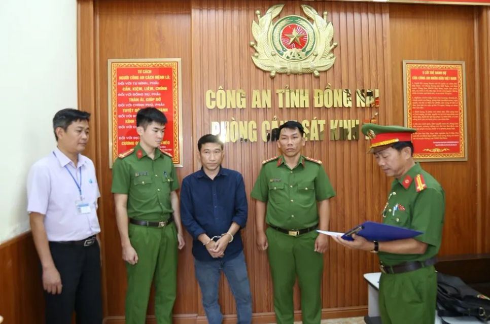 Cơ quan CSĐT Công an tỉnh Đồng Nai thi hành lệnh bắt bị can Phan Văn Lợi để tạm giam. Ảnh: CATĐN