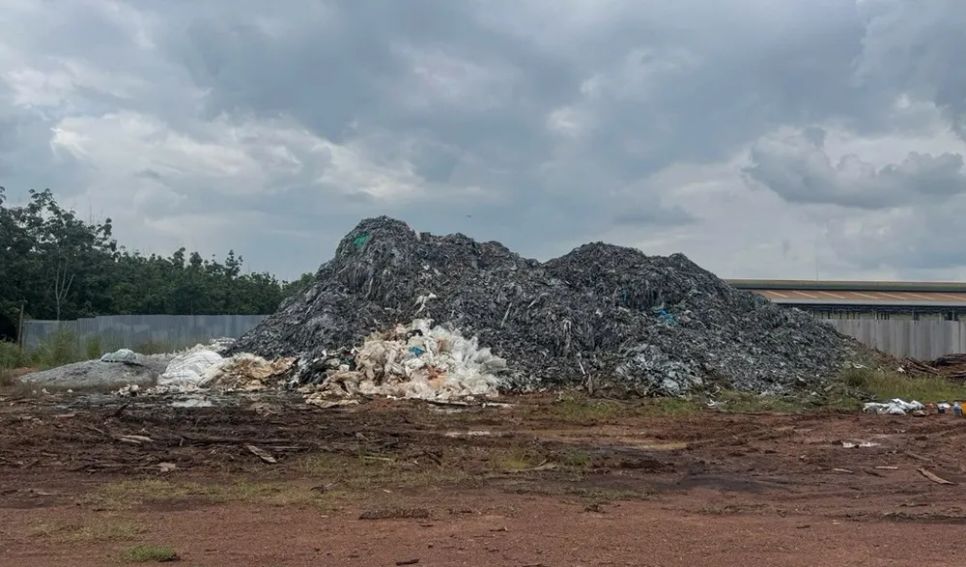 Đống chất thải gây ô nhiễm môi trường