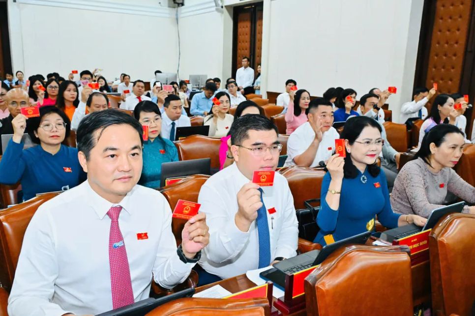 Các đại biểu biểu quyết thông qua các tờ trình tại kỳ họp. Ảnh: VIỆT DŨNG