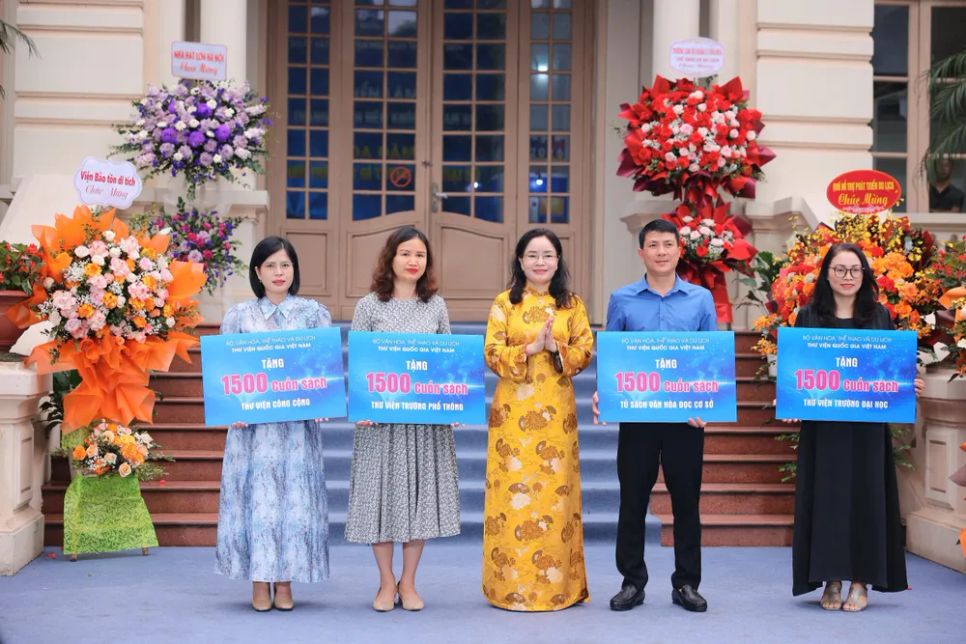 Thứ trưởng Bộ VH-TT-DL Trịnh Thị Thủy tặng sách cho thư viện công cộng, thư viện trường phổ thông, tủ sách văn hóa đọc cơ sở, thư viện trường đại học