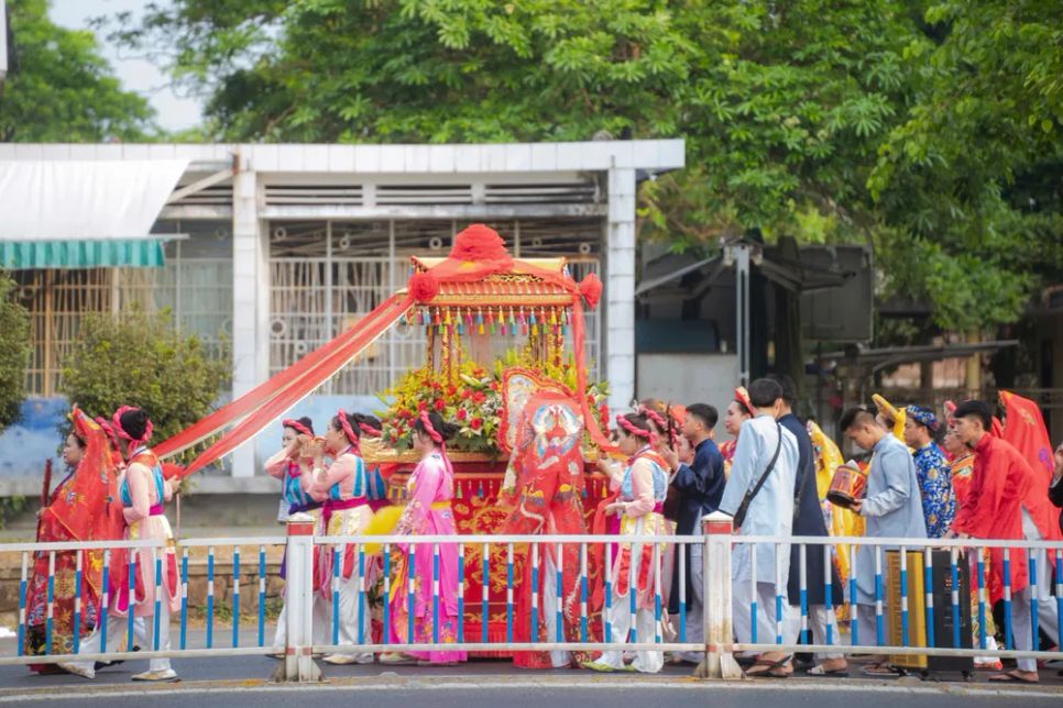 Lễ rước Thánh Mẫu điện Huệ Nam