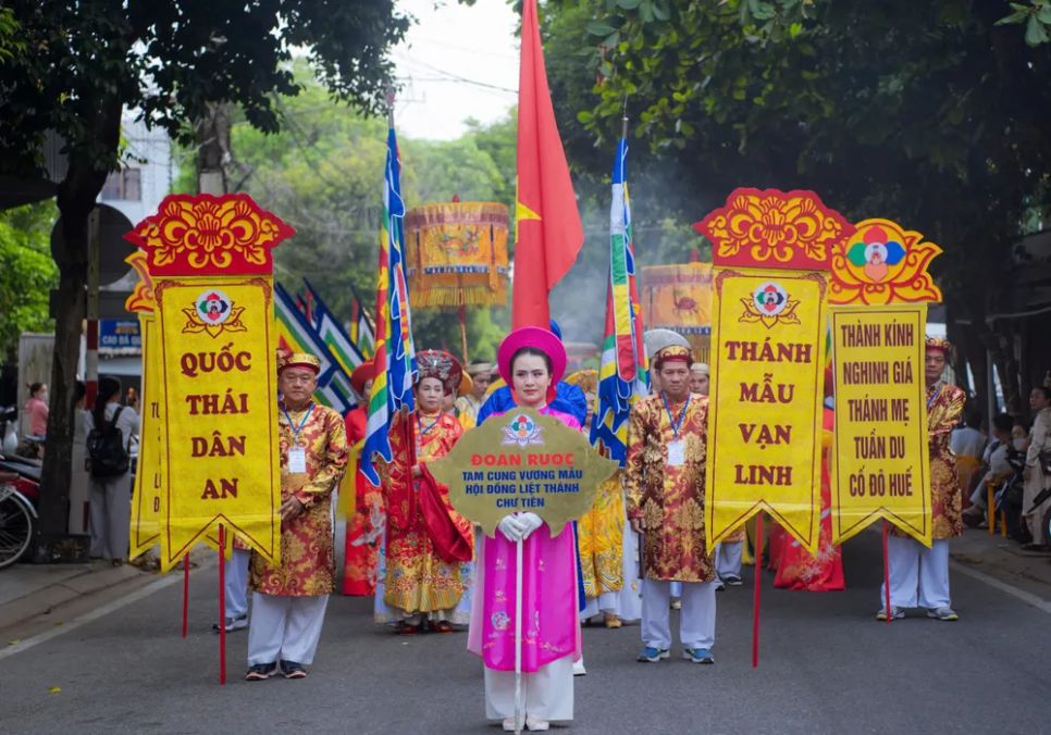 Rực rỡ sắc màu tại lễ rước Thánh Mẫu lên điện Huệ Nam