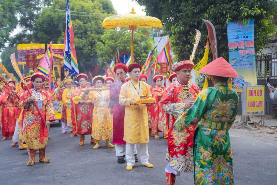 Rực rỡ sắc màu tại lễ rước Thánh Mẫu lên điện Huệ Nam