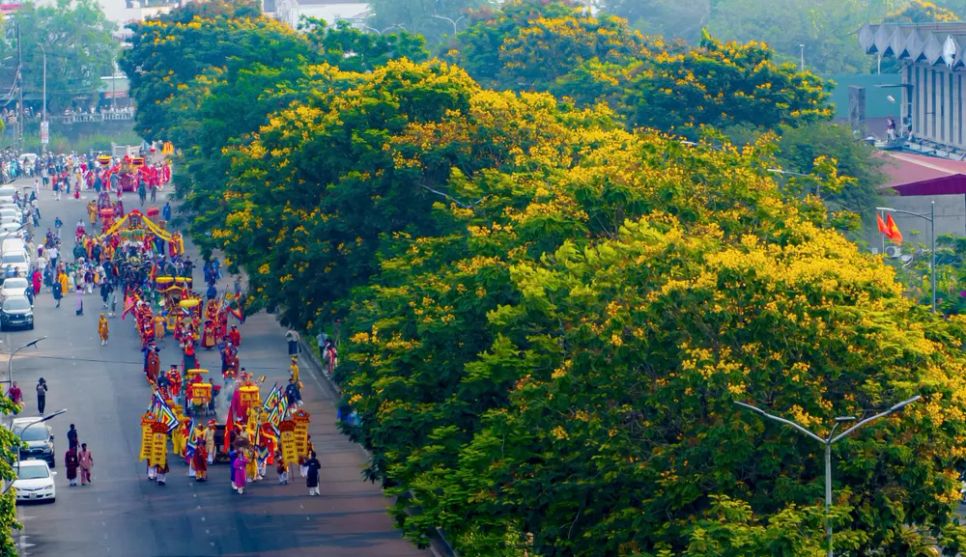 Rực rỡ sắc màu tại lễ rước Thánh Mẫu lên điện Huệ Nam