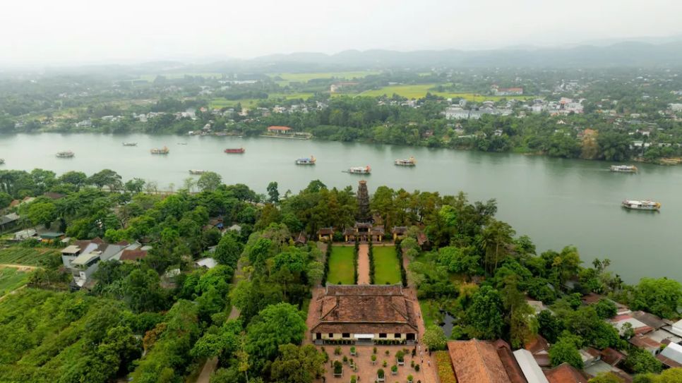 Thuyền rồng lên điện Huệ Nam