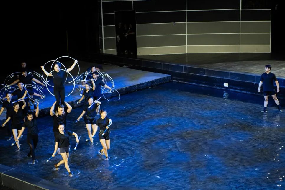 Các nghệ sĩ xiếc tập luyện trên sân khấu nước của Rạp xiếc và Biểu diễn đa năng Phú Thọ, sân khấu hiện đại bậc nhất Việt Nam hiện nay dành cho nghệ thuật xiếc. Ảnh: DŨNG PHƯƠNG