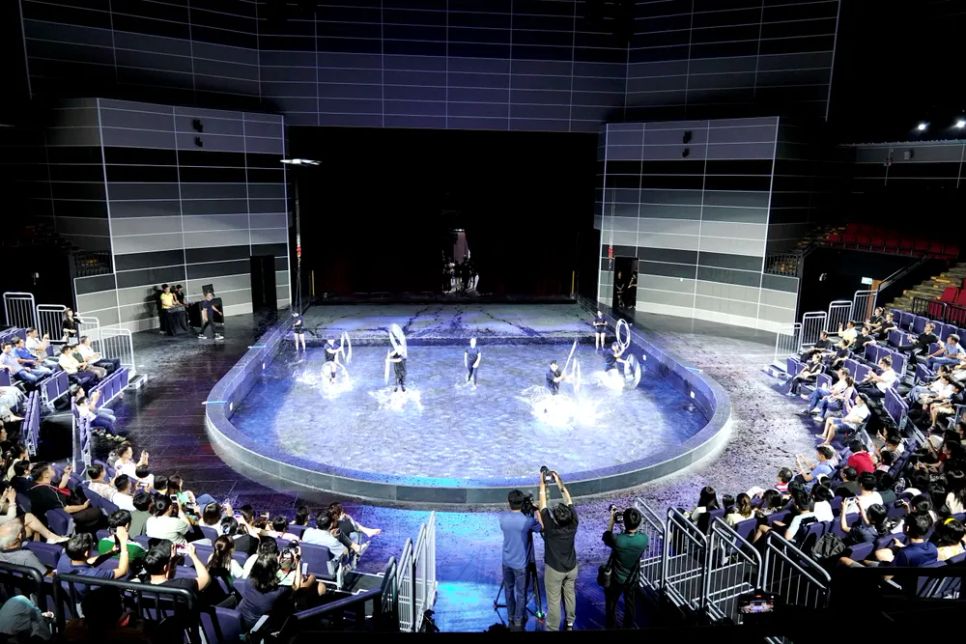 Các nghệ sĩ xiếc trình diễn trên sân khấu nước với khán phòng 2.000 chỗ ngồi. Ảnh: THÚY BÌNH