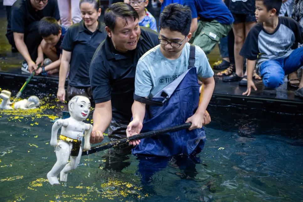 Khán giả nhỏ tuổi thích thú tìm hiểu, khám phá và trải nghiệm điều khiển rối nước. Ảnh: DŨNG PHƯƠNG