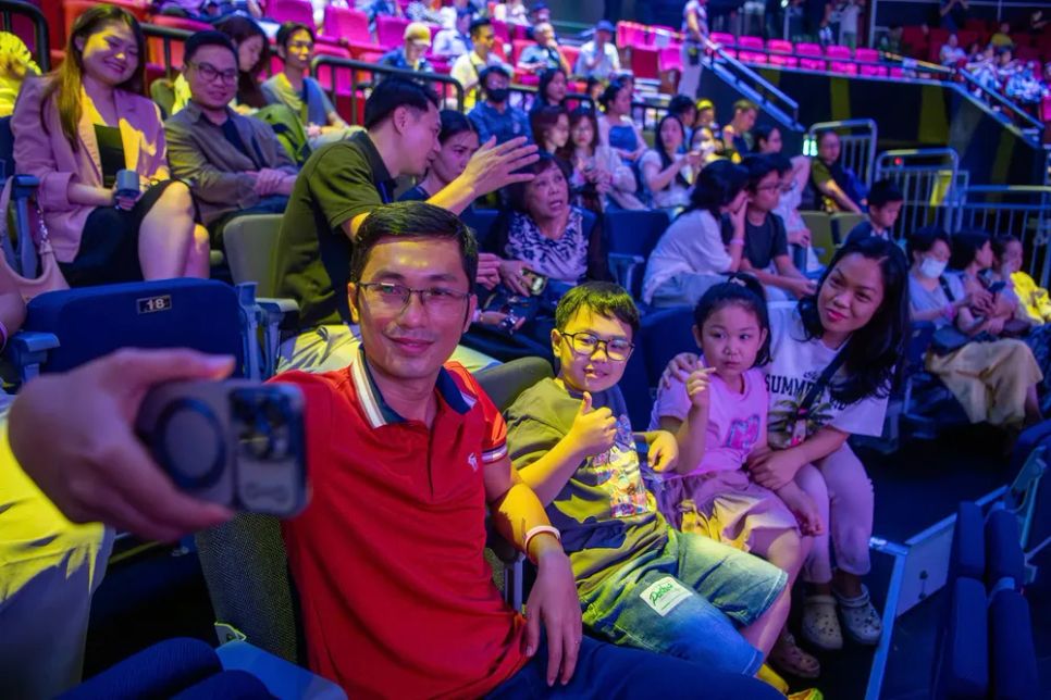 Niềm vui khi cả gia đình cùng đến tham quan Rạp xiếc và Biểu diễn đa năng Phú Thọ. Ảnh: DŨNG PHƯƠNG