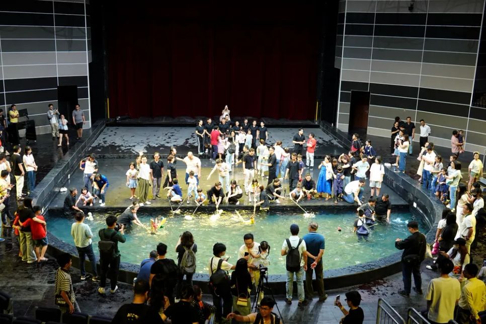 Sau khi chương trình kết thúc, đông đảo khán giả đã ở lại để cùng chụp ảnh với nghệ sĩ, trải nghiệm cách điều khiển con rối dưới nước. Ảnh: THÚY BÌNH