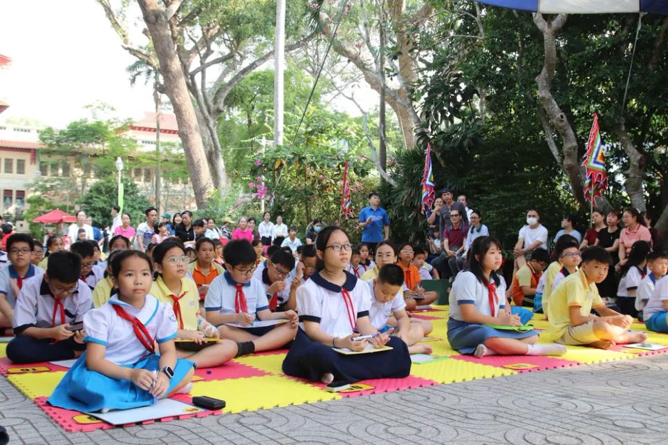 Các em học sinh hào hứng tham gia cuộc thi “Trạng Nguyên Sử Việt”.