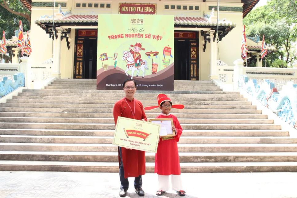 TS Hoàng Anh Tuấn, Giám đốc Bảo tàng Lịch sử TPHCM trao danh hiệu Trạng Nguyên cho em Trịnh Uy Vũ (lớp 5/2, Trường Tiểu học Trần Hưng Đạo).