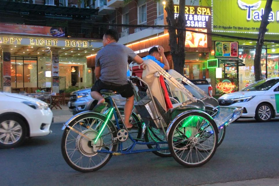 Xích lô điện tự chế hoạt động tại phường Nha Trang. Ảnh: CÔNG NHÂN