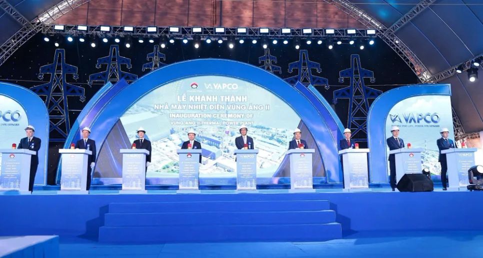 Các đại biểu thực hiện nghi thức khánh thành Nhà máy Nhiệt điện Vũng Áng II