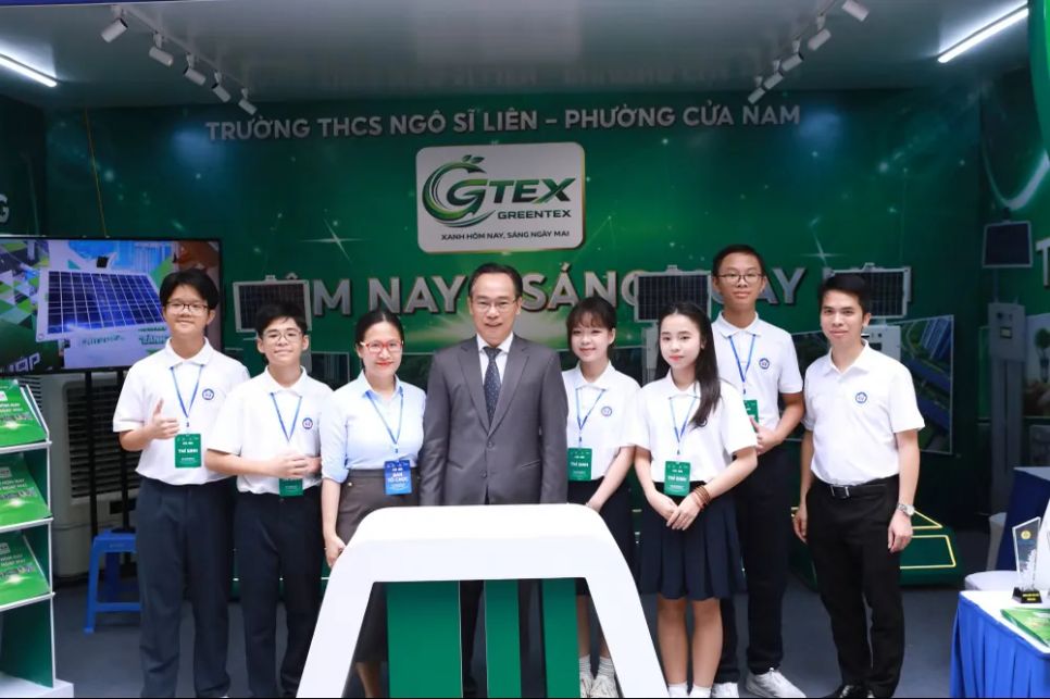 Bộ trưởng Bộ GD-ĐT Hoàng Minh Sơn chụp ảnh cùng cô và trò Trường THCS Ngô Sĩ Liên