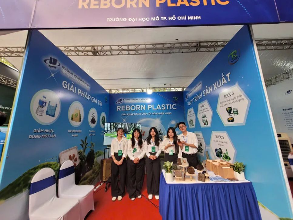 Một số gian hàng trưng bày ý tưởng khởi nghiệp của học sinh, sinh viên