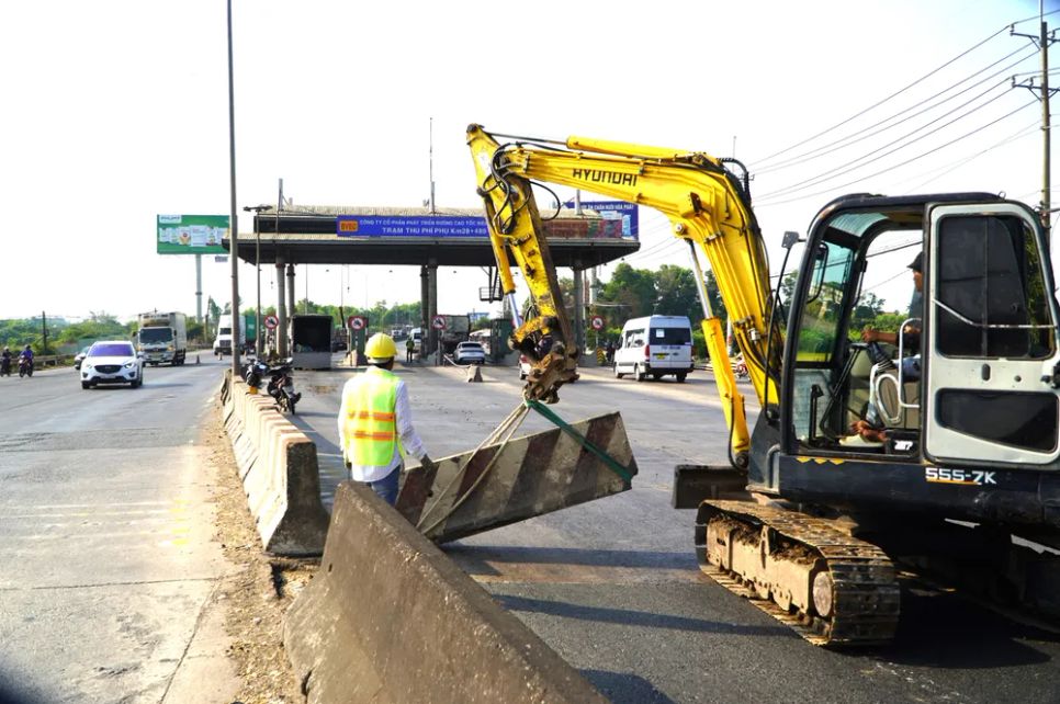 Đồng Nai: Bắt đầu tháo dỡ 2 trạm thu phí bỏ hoang trên quốc lộ 51
