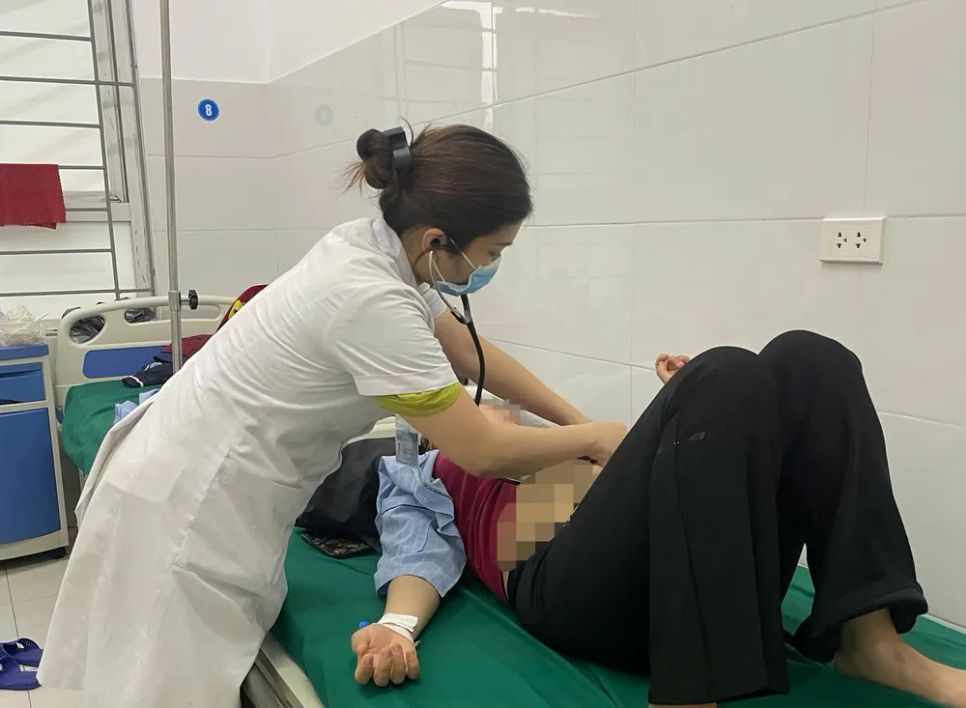 Bác sĩ kiểm tra sức khỏe cho bệnh nhân.