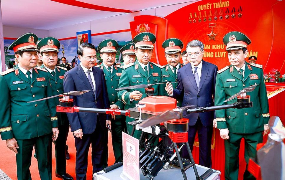 Thủ tướng Lê Minh Hưng tham quan trưng bày sáng kiến cải tiến kỹ thuật của Quân khu 4. Ảnh: TTXVN