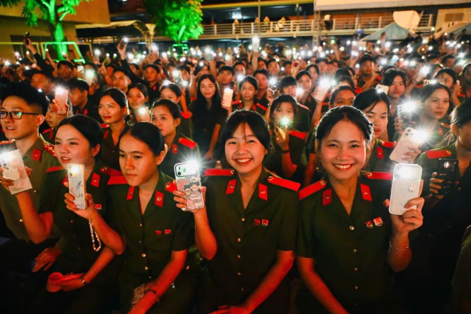 Đại biểu bật đèn flash hưởng ứng cuộc thi. Ảnh: VIỆT DŨNG