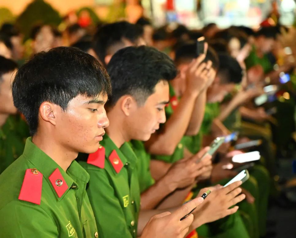 Đại biểu bình chọn video hay tại buổi lễ. Ảnh: VIỆT DŨNG