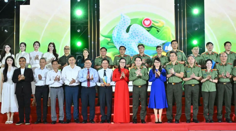 Đại biểu chụp hình lưu niệm tại buổi lễ. Ảnh: VIỆT DŨNG