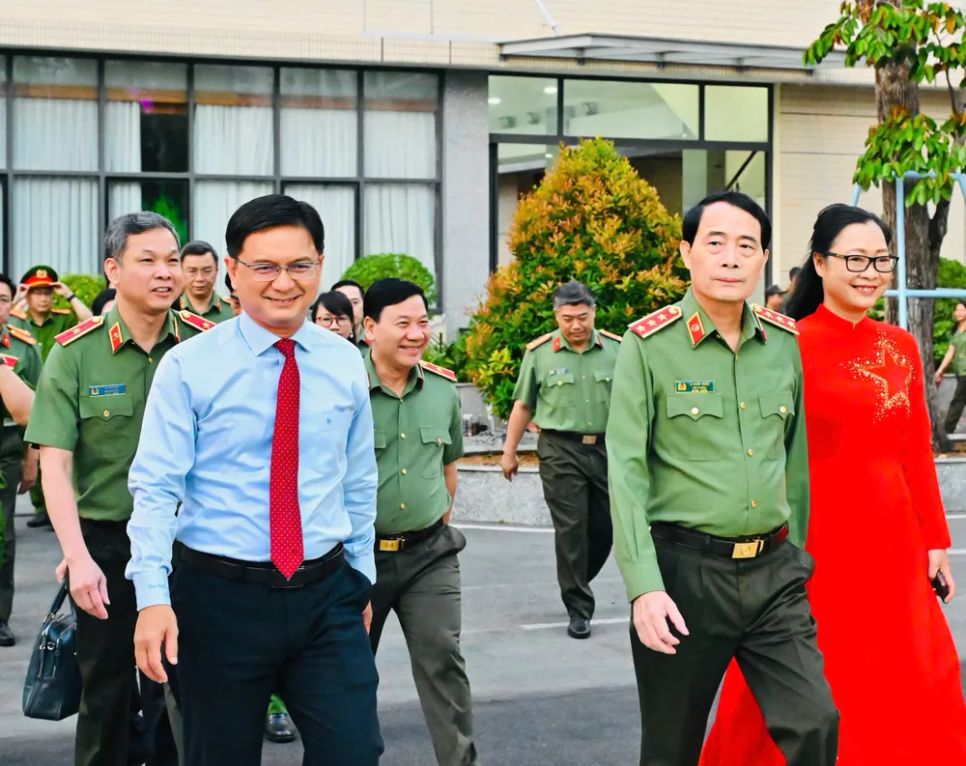 Lãnh đạo Bộ Công an và TPHCM cùng các đại biểu về dự buổi lễ. Ảnh: VIỆT DŨNG <br>