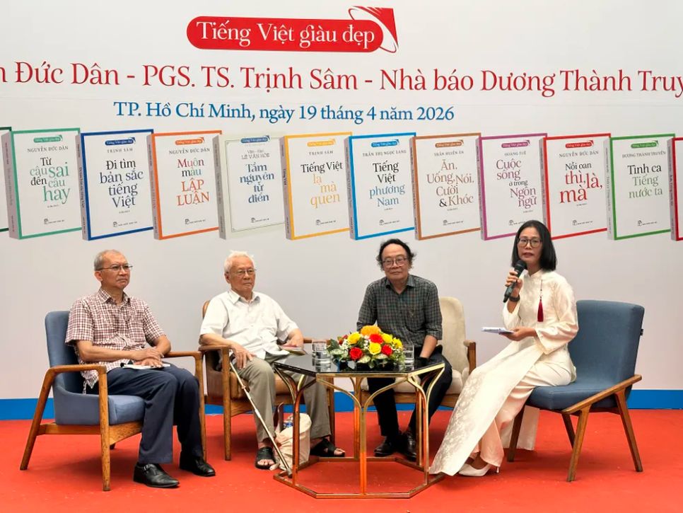 Các diễn giả tại chương trình giao lưu, từ trái qua: nhà báo Dương Thành Truyền, GS-TS Nguyễn Đức Dân, PGS-TS Trịnh Sâm và MC Phương Huyền. Ảnh: HỒ SƠN