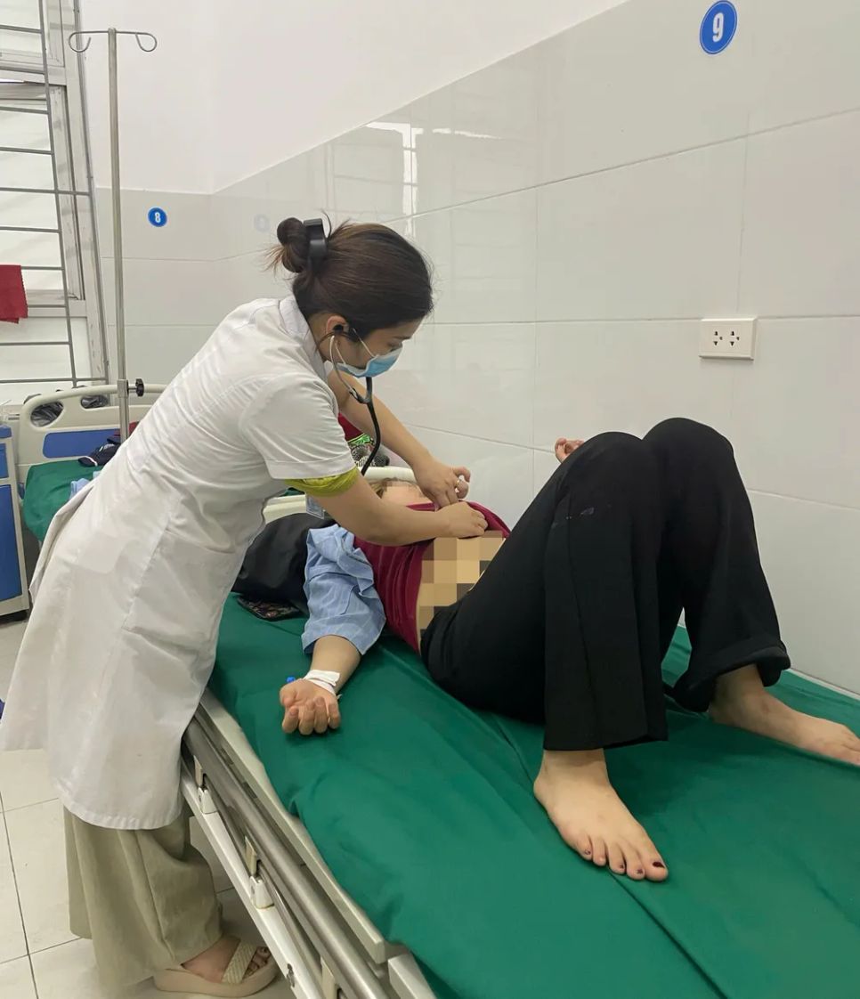 Bác sĩ kiểm tra sức khỏe cho bệnh nhân