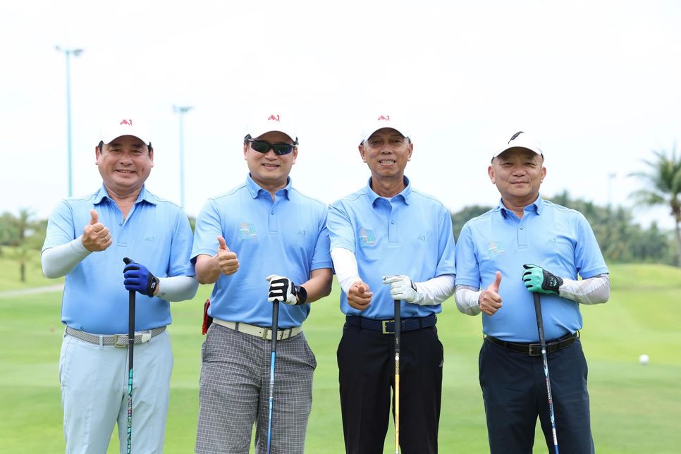Các golfer tham dự Giải Golf Ngoại giao Hữu nghị lần thứ 3 năm 2026 chụp ảnh lưu niệm