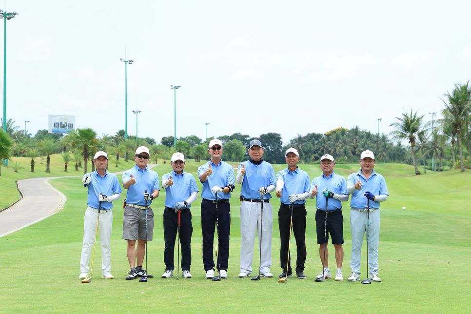 Các golfer tham dự Giải Golf Ngoại giao Hữu nghị lần thứ 3 năm 2026 chụp ảnh lưu niệm