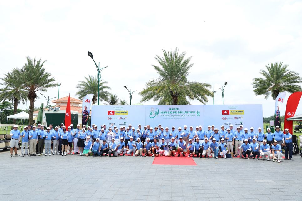 Các khách mời chụp ảnh lưu niệm tại Giải Golf Ngoại giao Hữu nghị lần 3