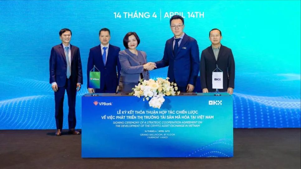Đại diện VPBank ký thỏa thuận hợp tác cùng OKX