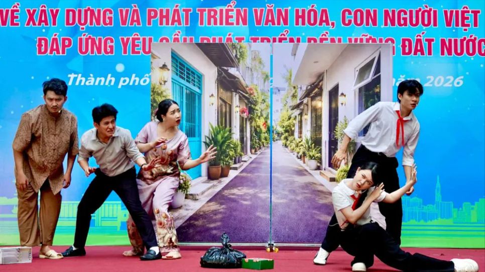Tiểu phẩm Chuyện không của riêng ai tuyên truyền văn hóa giao thông, bảo vệ môi trường... tại Trường THCS Nguyễn Huệ (phường Hòa Bình, TPHCM)
