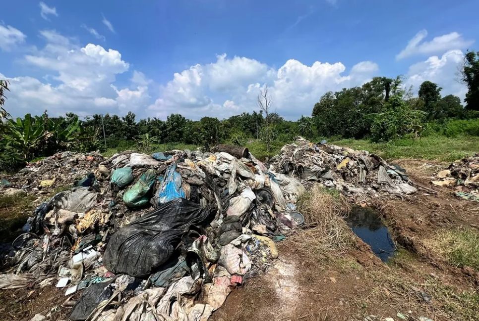 Chất thải rắn thông thường được đối tượng tập kết ở bãi đất trống trên địa bàn xã Bảo Vinh, tỉnh Đồng Nai