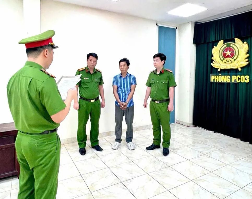 Lực lượng công an thi hành lệnh khởi tố bị can Hồ Văn Kha