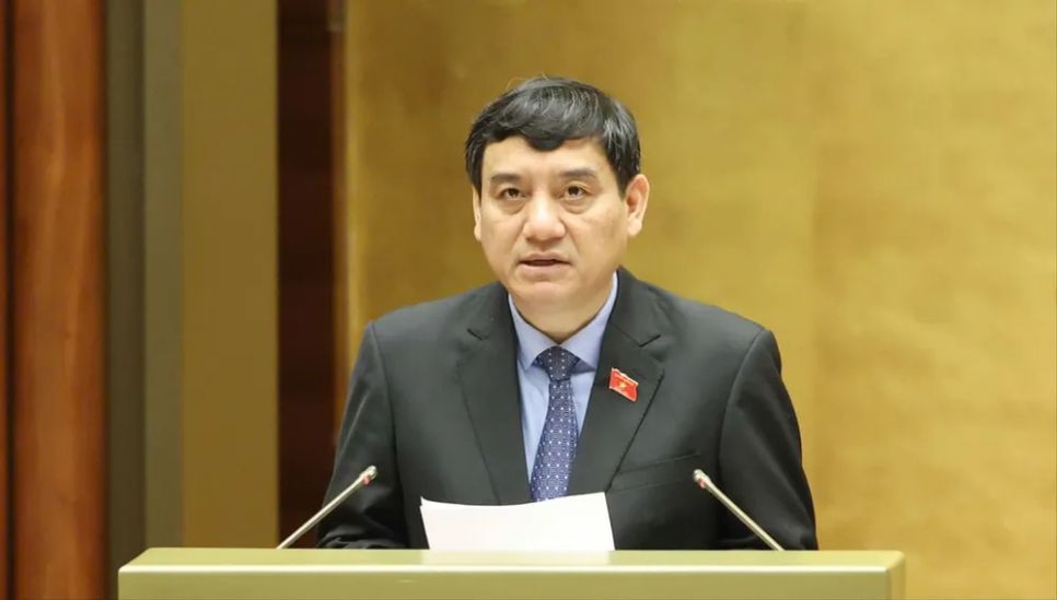 Chủ nhiệm Ủy ban Văn hóa và Xã hội Nguyễn Đắc Vinh báo cáo thẩm tra. Ảnh: QUANG PHÚC