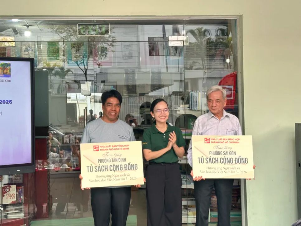 Bà Ông Thị Ngọc Linh, Phó Giám đốc NXB Tổng hợp TPHCM, trao tặng 