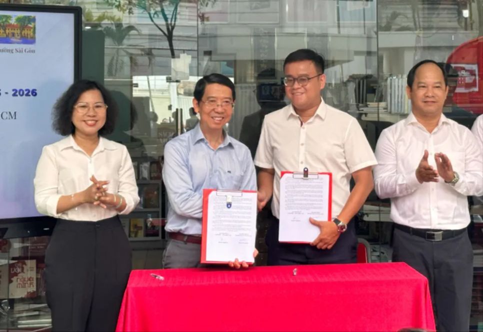 Ông Nguyễn Thành Lợi, Giám đốc - Tổng Biên tập NXB Tổng hợp TPHCM ký phối hợp với đại diện phường Tân Định