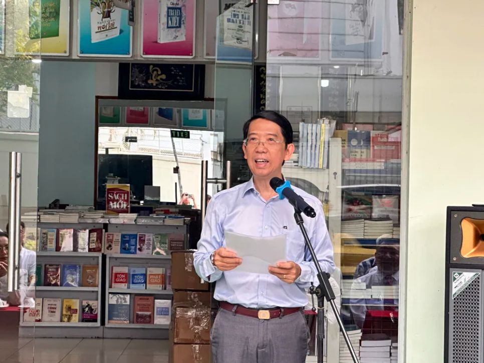 Ông Nguyễn Thành Lợi, Giám đốc - Tổng Biên tập NXB Tổng hợp TPHCM, phát biểu tại chương trình