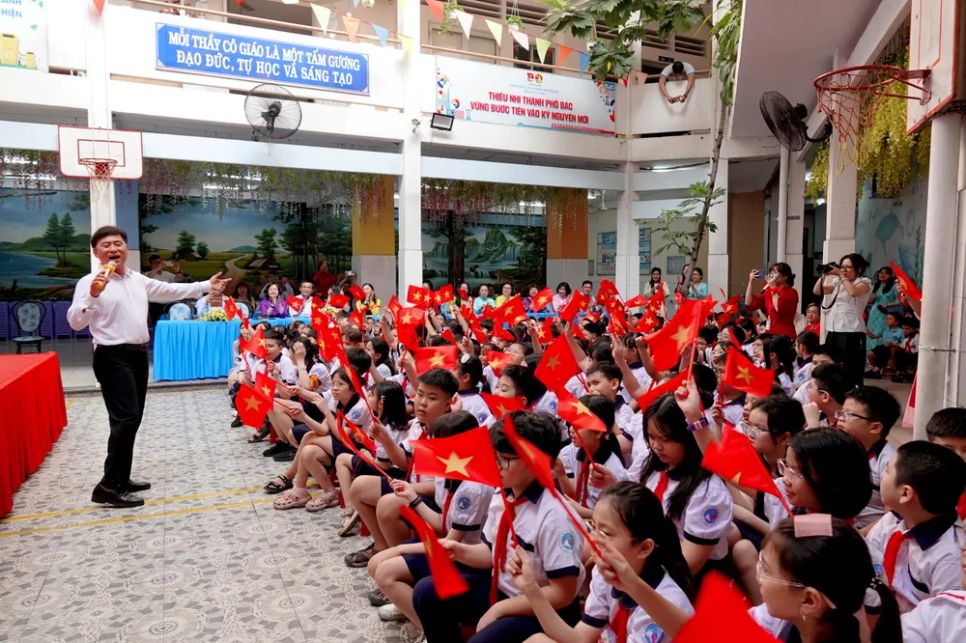 NSND Tạ Minh Tâm biểu diễn bài hát 