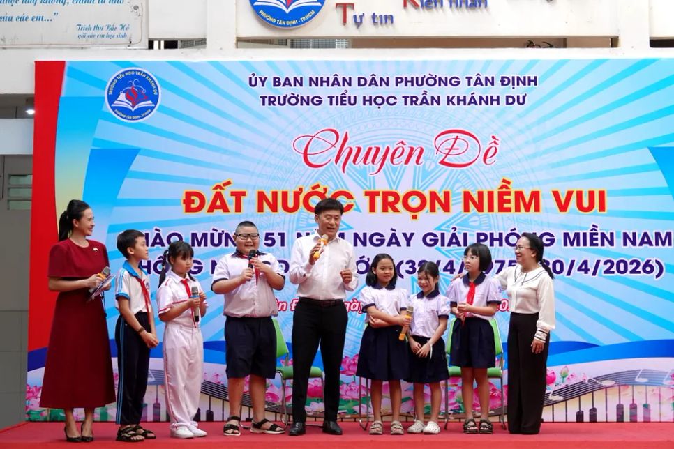 NSND Tạ Minh Tâm giao lưu, chỉ dẫn các em học sinh hát bài 
