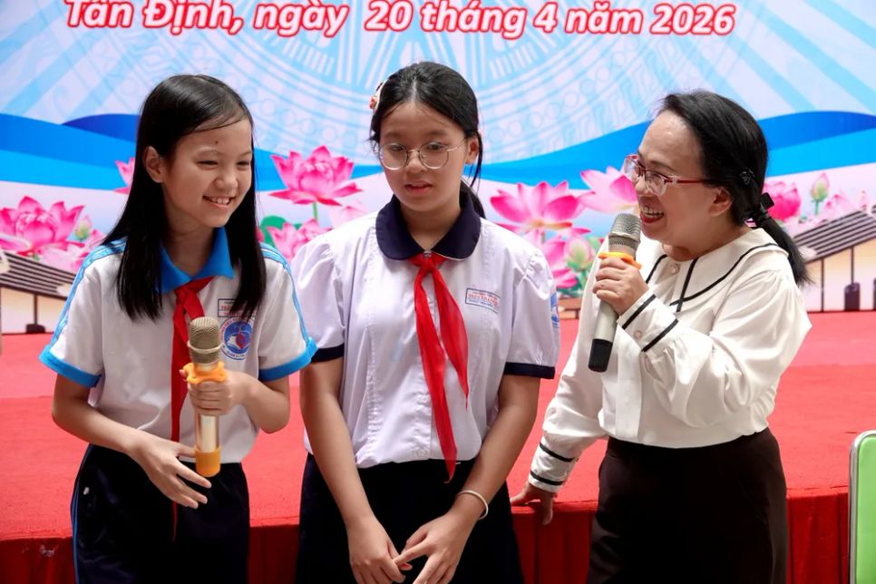 Phó Trưởng Ban Tuyên giáo và Dân vận Thành ủy TPHCM Đinh Thị Thanh Thủy giao lưu với các em học sinh về sách và chia sẻ sự bổ ích thiết thực của thói quen đọc sách hàng ngày. Ảnh: THÚY BÌNH
