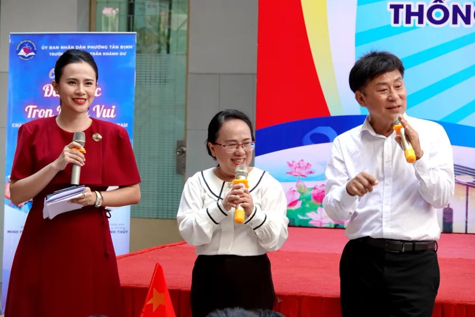 Phó Trưởng Ban Tuyên giáo và Dân vận Thành ủy TPHCM Đinh Thị Thanh Thủy và NSND Tạ Minh Tâm chia sẻ các kiến thức về âm nhạc và sách đến các em học sinh Trường Tiểu học Trần Khánh Dư. Ảnh: THÚY BÌNH