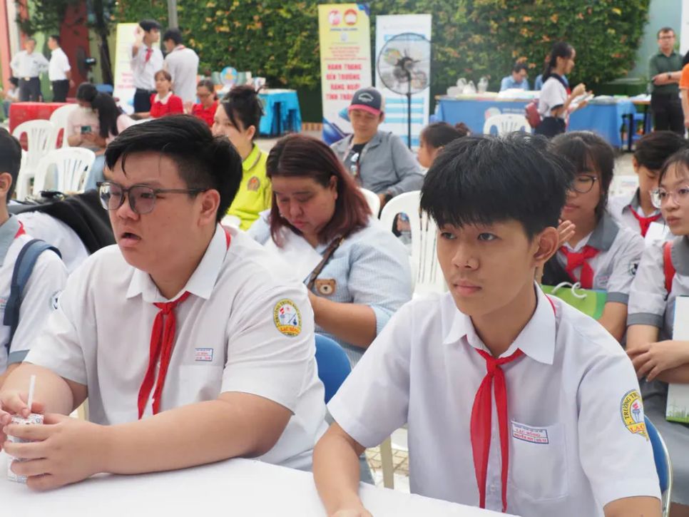 Học sinh lớp 9 tham gia ngày hội tư vấn tuyển sinh do UBND phường Hòa Hưng tổ chức. Ảnh minh họa