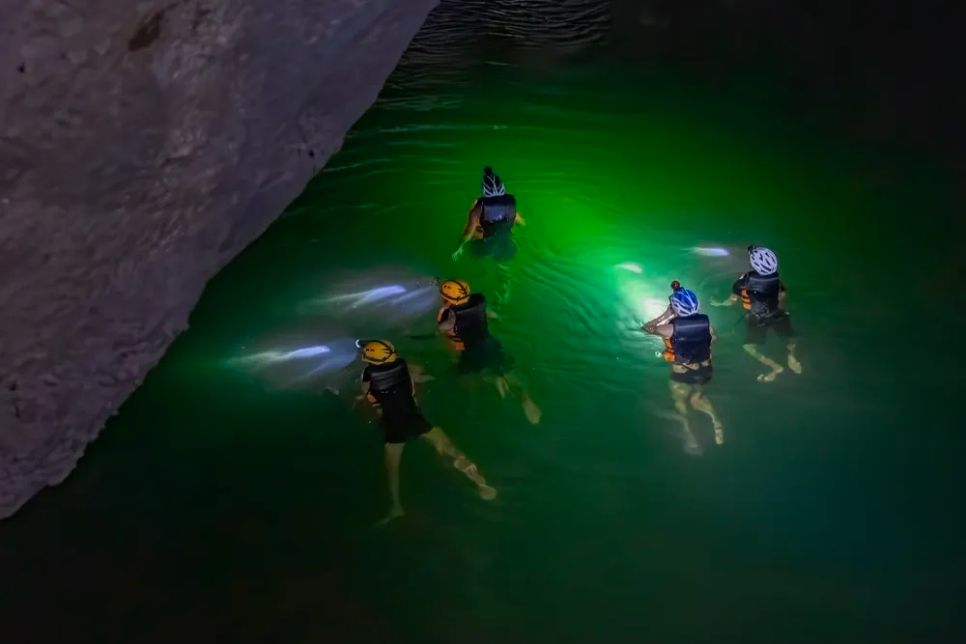 Dạo chơi cùng nước trong Rục Cà Roòng