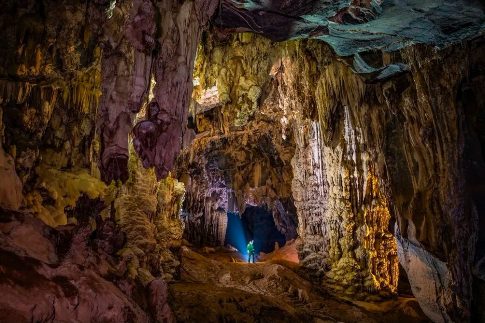 Những mái vòm thạch nhũ hang A Cu