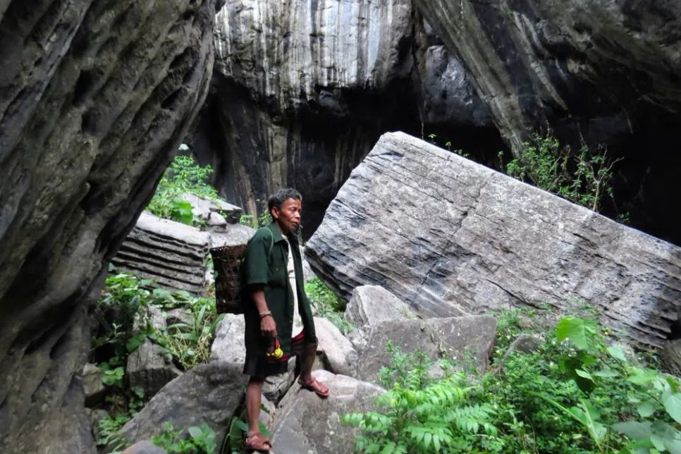 Ông Đinh Rầu trước cửa hang Rục Cà Roòng